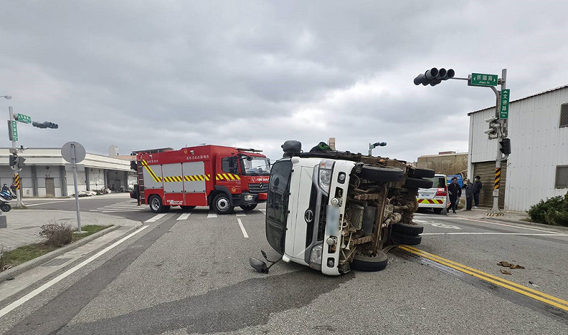 馬公文德路與經國路岔路口19日發生自小客車與小貨車相撞，2部肇事的吳姓與顏姓駕駛均受傷，澎湖消防局就近送三總澎湖分院治療，肇事原因由警方調查釐清。（澎湖消防局提供）中央社   114年11月19日   