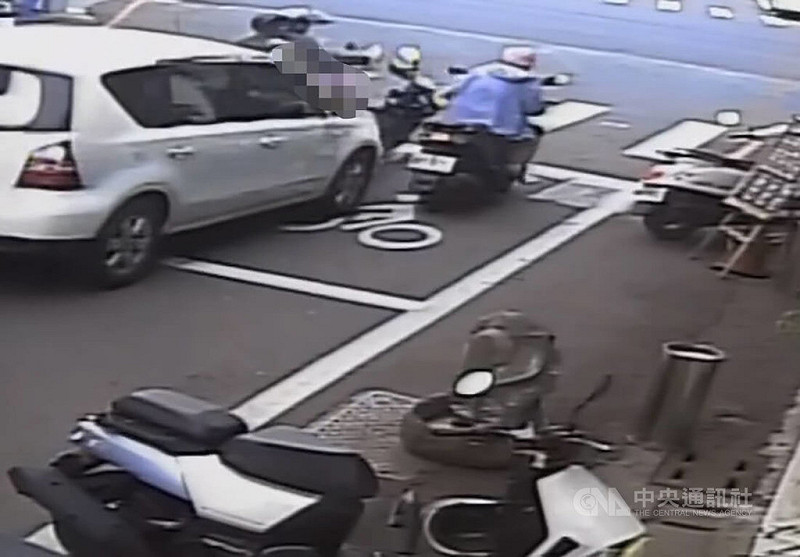 彰化員林市新義街與員鹿路口18日下午發生死亡車禍，1輛白色自小客車駕駛追撞2輛停等紅燈機車後肇逃，釀1死2傷；事後駕駛棄車逃逸，警方已找到涉案車輛，鎖定特定對象追緝中。（翻攝照片）中央社記者鄭維真傳真　114年11月19日   