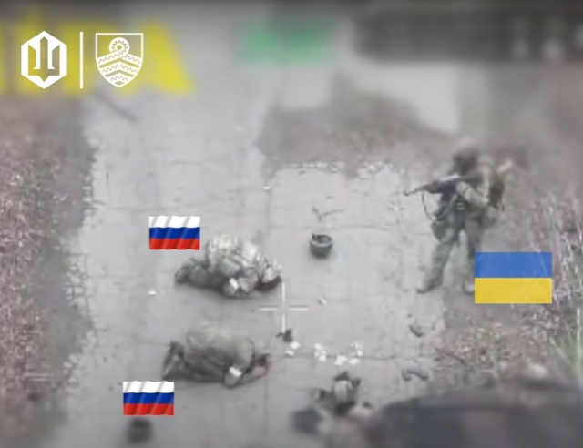 烏軍第 59 無人系統突擊旅在 Novopavlivka 擊毀 8 輛俄軍車輛並俘虜俄軍士兵。   圖：翻攝自@ChuckPfarrer