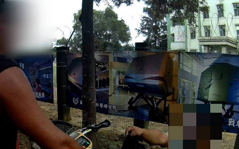 逢甲商圈近日接連發生機車置物箱內財物遭竊案，警方19日宣布逮獲犯案嫌疑人，犯嫌騎YouBike四處找作案目標，正要下手時遭埋伏守候員警查獲送辦。（民眾提供）中央社記者郝雪卿傳真  114年11月19日   