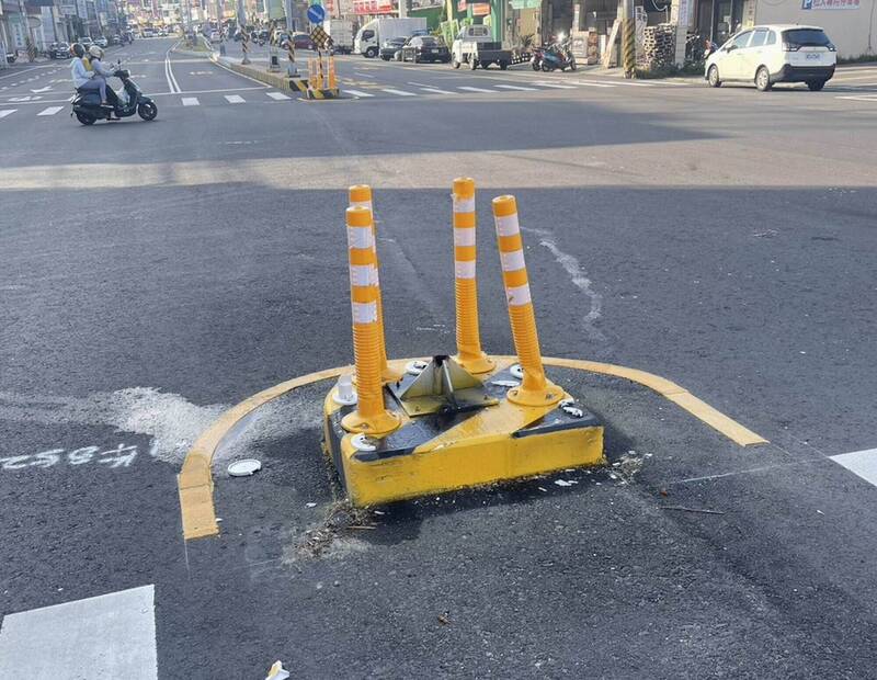 庇護島上反光錐、標誌牌與島標經歷多次斷裂。   圖：警方提供