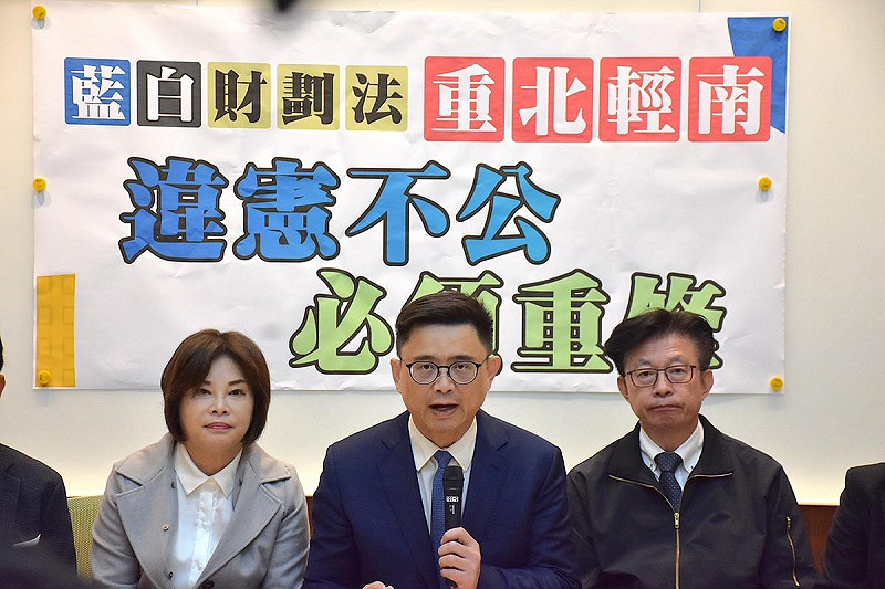 賴瑞隆(中)表示藍白財劃法重北輕南，南部人絕不接受。   圖：賴瑞隆辦公室/提供