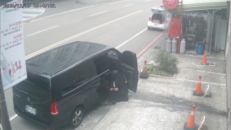 女子下車蹲在路邊大號，引起廣大網友撻伐。   圖：翻攝畫面