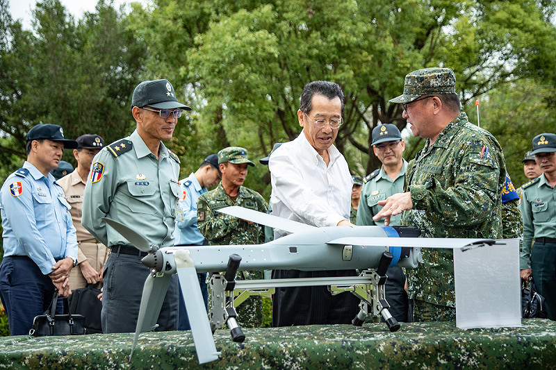 國防部長顧立雄今（19）日聽取專人說明Altius-600M攻擊型無人機性能諸元。   圖：國防部提供