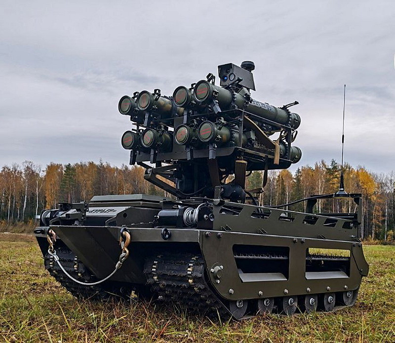  NRTK「Kuryer」 無人履帶平台，底盤上有搭載一次性火箭武裝模組。 圖：翻攝自 X 