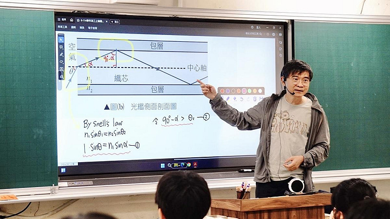 高雄市政府全額自籌4.5億元，將於115年4月底前完成全巿三級學校5,000間普通教室及資源班教室大型觸控螢幕建置。   圖：高雄市教育局/提供