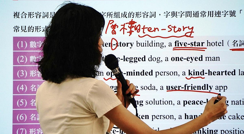 大型觸控顯示器具備高解析度、直覺互動及可搭配行動載具等特性，可提升課堂互動、協作學習與差異化教學。   圖：高雄市教育局/提供