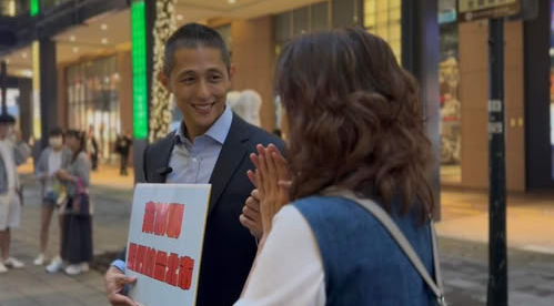 吳怡農近期投入街頭訪問活動。   圖：翻攝自吳怡農 Facebook