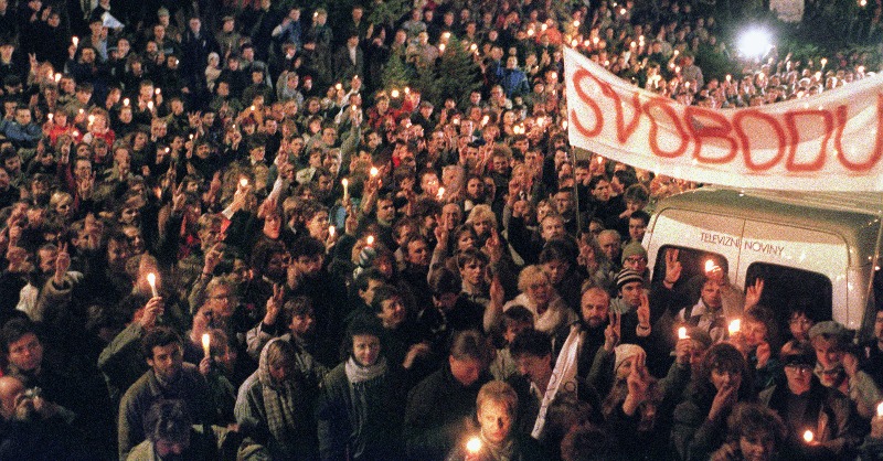 1989 年的斯洛伐克天鵝絨革命。圖:翻攝自 X《European Commission》 1989 年的斯洛伐克天鵝絨革命。圖:翻攝自 X《European Commission》