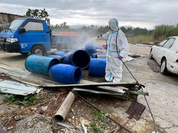 稽查人員立即啟動環境清消作業。   圖：台南市政府農業局提供