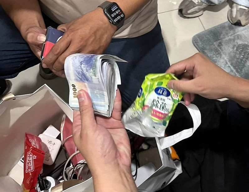 新北市政府警察局三峽分局追查虛擬貨幣交易搶案，18日深夜於高雄市逮捕在逃的李姓犯嫌並起出贓款，將以搶奪、詐欺、違反組織犯罪防制條例等罪嫌移送檢方偵辦。（警方提供）中央社記者黃旭昇新北市傳真　114年11月19日   