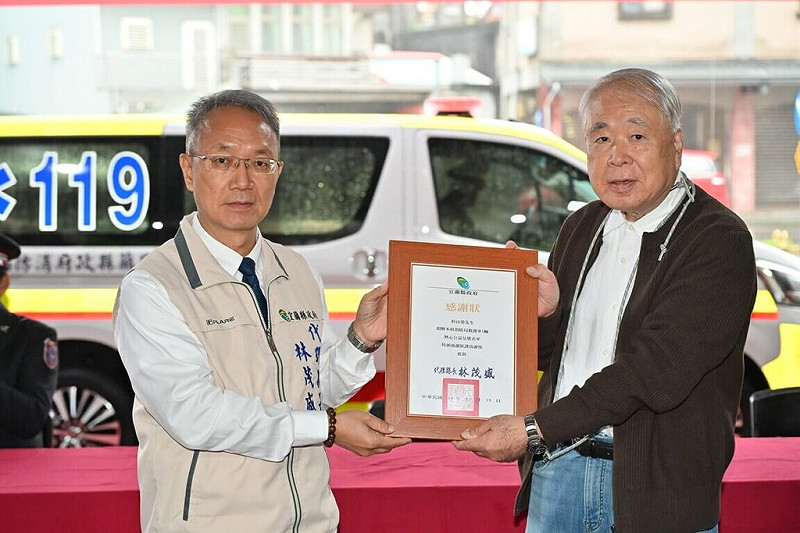 日籍人士杉山榮（右）曾在台灣日商公司任職，感念台灣完善醫療救護體系，他19日捐贈1輛救護車給宜蘭縣消防局，盼協助更多有需要的病患，代理縣長林茂盛（左）回贈感謝狀。（宜蘭縣政府提供）中央社記者沈如峰宜蘭縣傳真　114年11月19日   