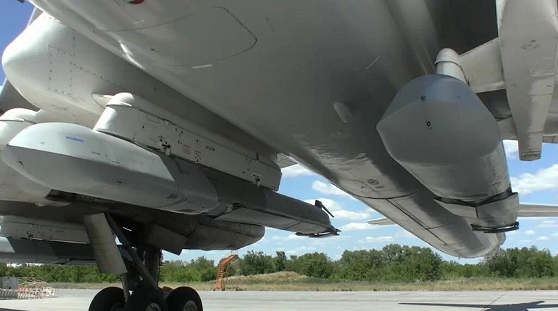 烏俄戰場正在升溫，俄羅斯加強部署戰略轟炸機，兵工廠正在趕工12 萬枚的滑翔炸彈。   圖：翻攝自@NOELreports