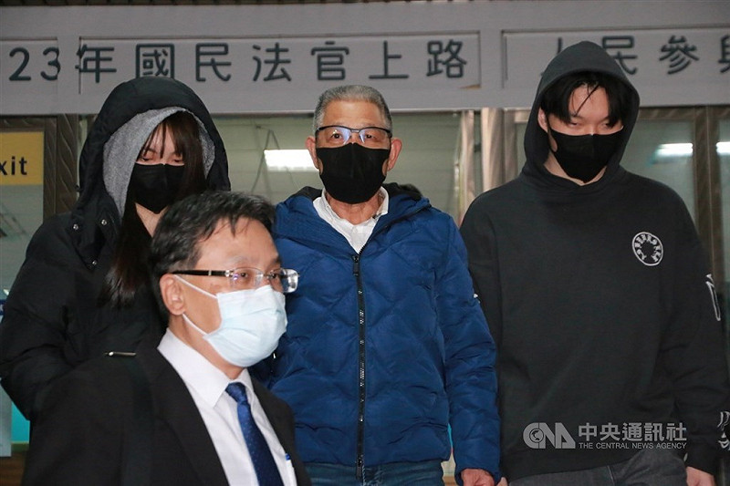 前國民黨中常委蕭景田（後排中）涉嫌為求台北市議員林杏兒當選，以現金行賄多名里長，一審獲判無罪。士林地檢署已提起上訴。（中央社檔案照片）   