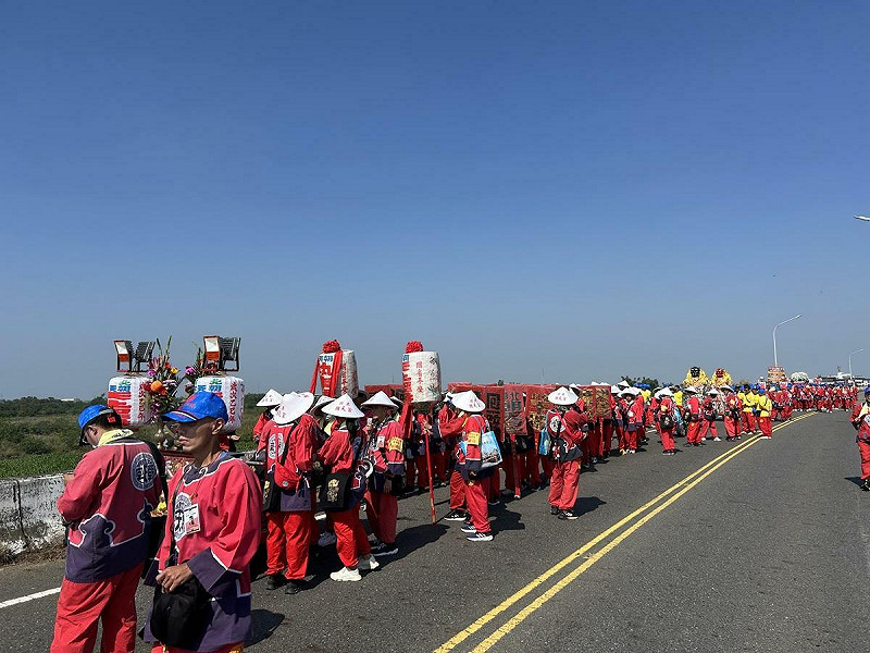 北港媽祖聖駕自11月15日上午從雲林縣北港朝天宮啟駕、11月16日自鹽水區入境臺南市後，已在溪北地區掀起一股信仰浪潮。「黑面三媽」聖駕所到之處，信眾無不夾道歡迎，展現臺南市作為宗教重鎮的熱情。   圖：台南市政府提供