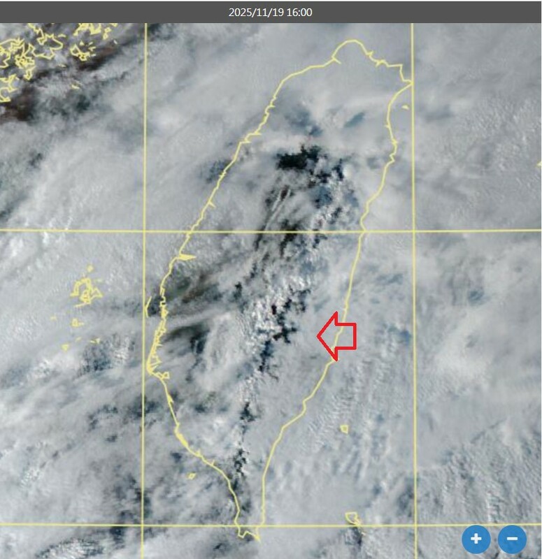 隨著冷空氣變薄，雲層高度下降，有些山頭突出雲層之上，一樣會有輻射冷卻，會帶來「山風」，衛星雲圖可以看到突出雲頂的山頭，出現特有的「X」。   圖：取自鄭明典