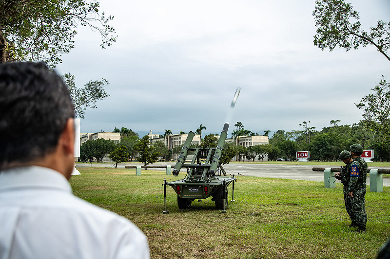 國防部長顧立雄觀看Altius-600M攻擊型無人機發射程序演練。   圖：國防部提供