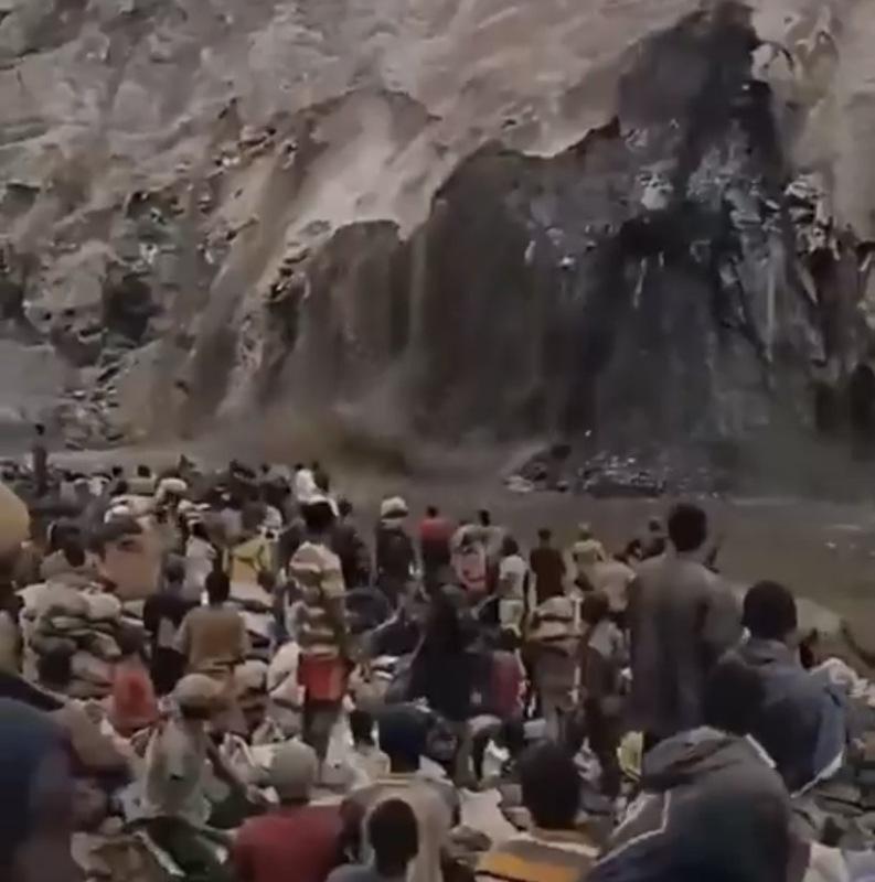 原先已宣布封閉的礦區遭非法礦工進入,並建造建議橋樑。不料卻因突發意外多人踩踏而崩塌。 圖:翻攝自 X 原先已宣布封閉的礦區遭非法礦工進入,並建造建議橋樑。不料卻因突發意外多人踩踏而崩塌。 圖:翻攝自 X