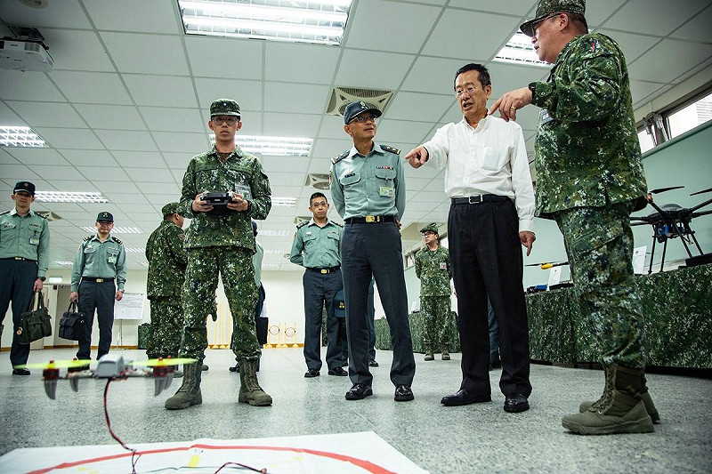 國防部長顧立雄於室內飛行訓練場瞭解無人機授課實況。   圖：國防部提供