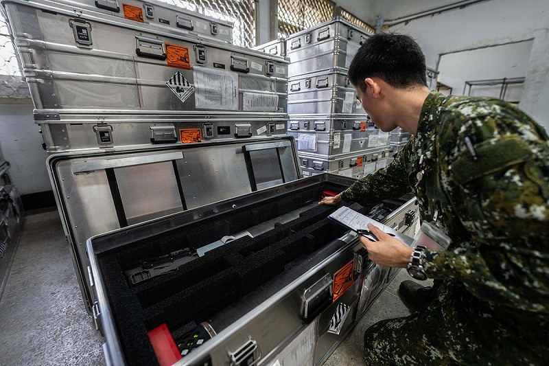 陸軍無人機訓練中心幹部清點庫儲Altius-600M攻擊型無人機。   圖：國防部提供