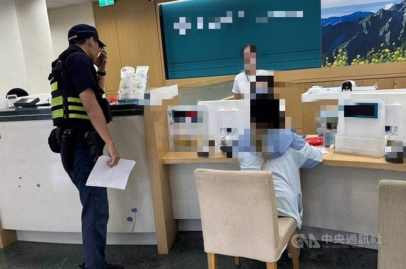 台中陳姓女子（前右）日前看到網路創投公司廣告，應徵後對方稱加入有底薪且可投資獲利，但要繳交薪資帳戶存摺與印章，赴銀行欲開戶時，行員認為有異，並通報警方到場，成功阻止，讓陳女免淪人頭帳戶。（翻攝照片）中央社記者蘇木春傳真　114年11月19日   