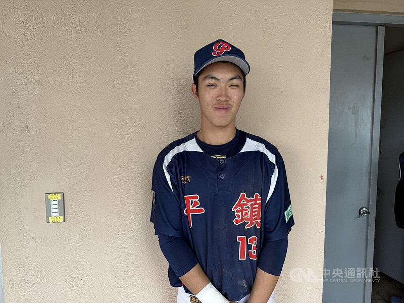黑豹旗青棒賽平鎮高中、穀保家商19日16強碰頭，平鎮先發高一劉桓宇（圖）扛3棒重責，展現「強心臟」特質，打回球隊第1分。中央社記者謝靜雯攝 114年11月19日   