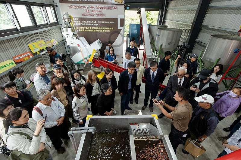 現場展示來自哥倫比亞的Penagos咖啡農機設備，吸引眾多農友關注。   圖：亞緹國際企業/提供