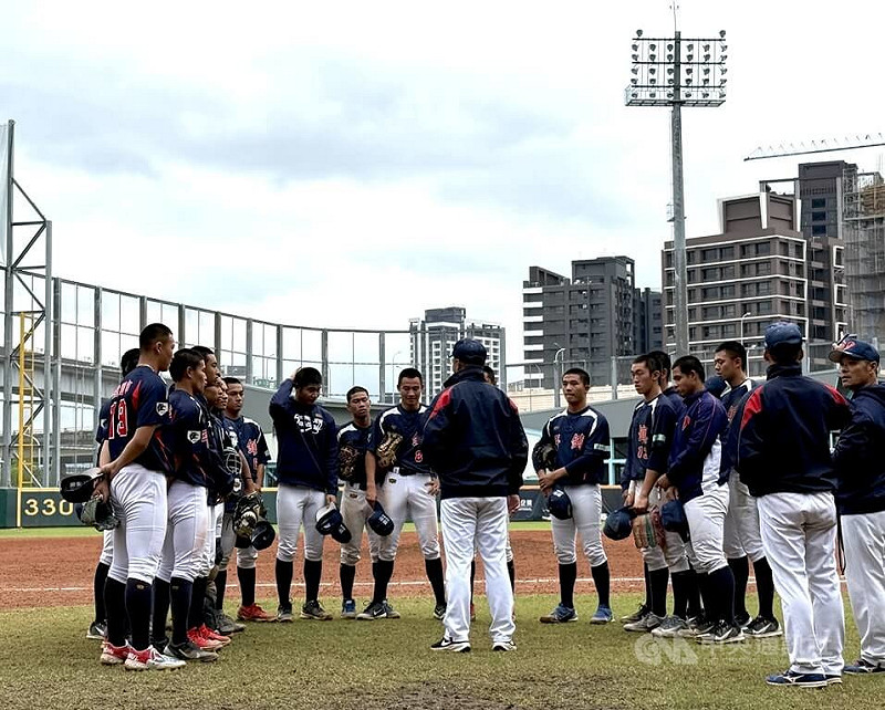黑豹旗青棒賽兩大強權平鎮高中、穀保家商16強提前碰頭，平鎮以4比2搶勝、晉級8強，總教練吳柏宏表示，過程中有犯錯誤，但提醒球員製造壓力給對手就有機會。圖為賽後球隊集合講話畫面。中央社記者謝靜雯攝 114年11月19日   