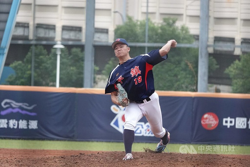 黑豹旗青棒賽兩大強權平鎮高中、穀保家商16強提前碰頭，平鎮吳丞顥（圖）19日後援投2局無失分、拿下勝投，助隊以4比2搶勝、晉級8強。中央社記者謝靜雯攝 114年11月19日   