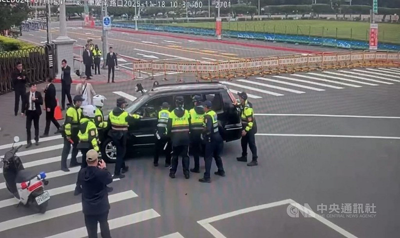 因應總統府前迎賓活動，北市警方18日執行管制勤務，無照的62歲陳姓男子駕車接近重慶南路、貴陽街口管制點時不配合攔查、強硬前行，遭優勢警力攔停、管束，已依法告發、送辦。（翻攝照片）中央社記者黃麗芸傳真　114年11月19日   