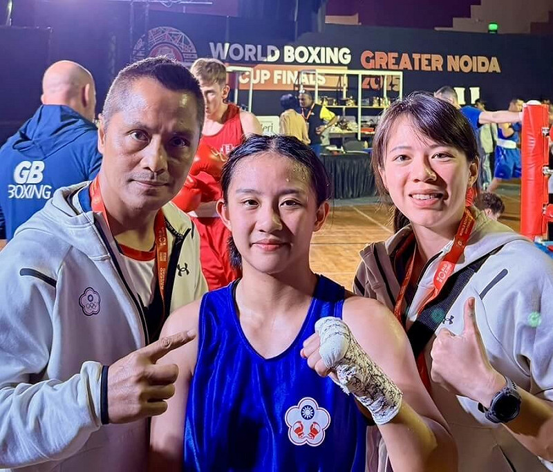 WB盃年終總決賽在印度大諾伊達進行，台灣拳擊小將郭怡萱（中）19日在女子51公斤級闖進金牌戰，教練柯文明（左）稱讚戰術執行很完美。（柯文明提供）中央社記者黎建忠傳真　114年11月19日   