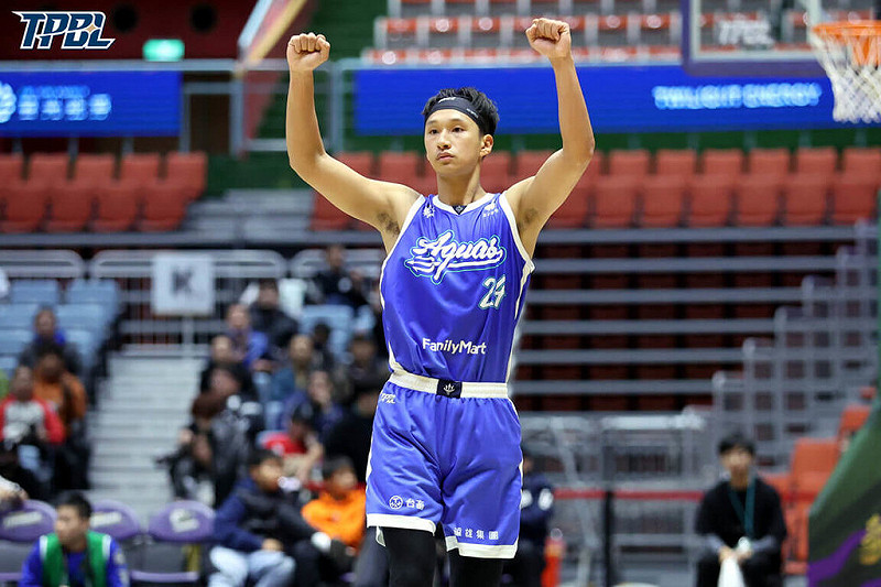 台灣職業籃球大聯盟（TPBL）高雄全家海神19日作客桃園巨蛋，以112比90擊敗桃園台啤永豐雲豹，終止近期6連敗；海神本土後衛蘇文儒（中）此役飆進6記三分球，狂轟職業生涯新高31分，助隊搶下客場重要的1勝。（TPBL提供）中央社記者陳容琛傳真　114年11月19日   