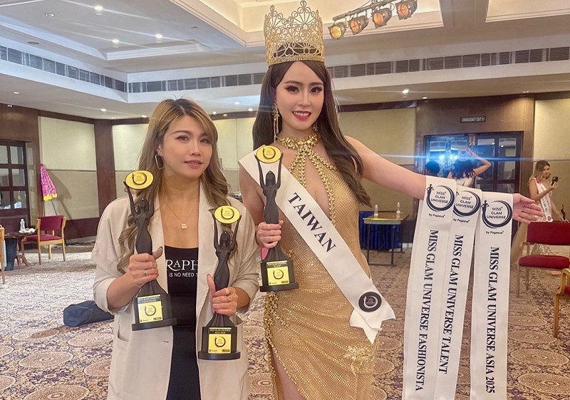 鄭珊汶(右)勇奪三大獎後，與艾米亞時尚美學藝術總監許米蓁(左)合影。   圖：鄭珊汶提供