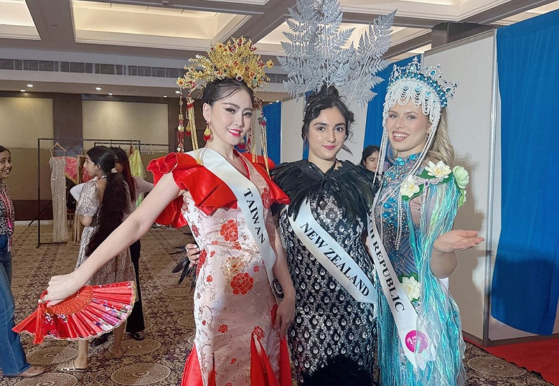 鄭珊汶(左)以改良式旗袍結合鳳冠的國服，與各國佳麗爭艷。   圖：鄭珊汶提供