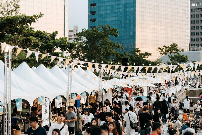 「2025城市嶼浪市集嘉年華競賽」兩日吸引逾10萬人湧入愛河灣。   圖：高雄市青年局/提供