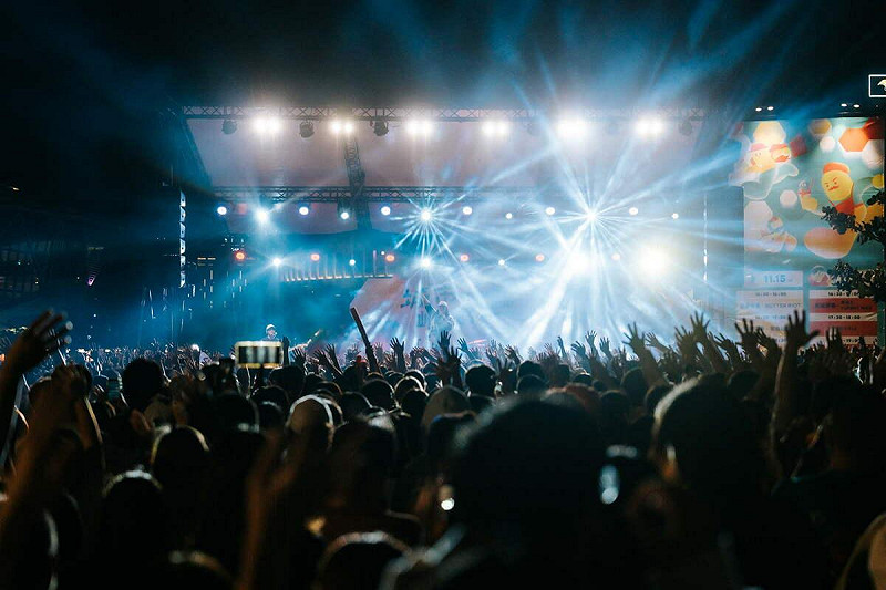 民眾隨著樂團的歌聲與節奏忘情搖擺，現場氣氛。   圖：高雄市青年局/提供