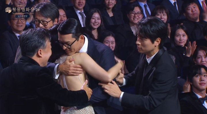 玄彬和孫藝真得獎後，在台下激動擁抱。   圖：翻攝自青龍獎YT頻道