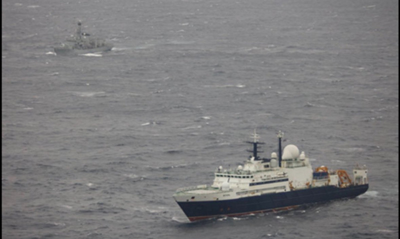 英國軍方昨日也公布照片，顯示皇家海軍一艘巡防艦正緊密跟監「琥珀號」，即為雷射鎖定英軍人員的同一艘船。   圖：翻攝自 X WarMonitor