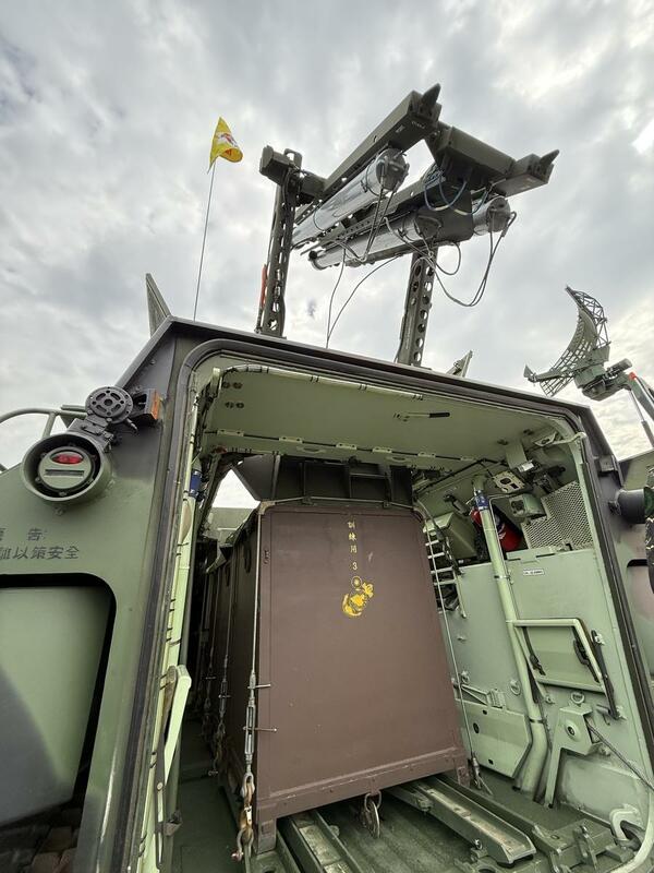 「114年國防知性之旅活動」武器裝備部分，首次將AAV7掃雷車向外界展示。   圖：金大鈞/攝