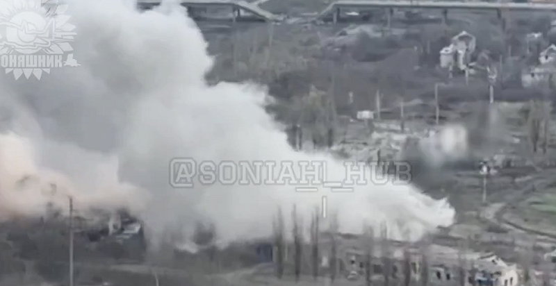 烏空軍派出 Su-27 戰機，以 GBU-62 精準導引炸彈直接摧毀整棟建築。   圖：翻攝自 X   rainbow7852