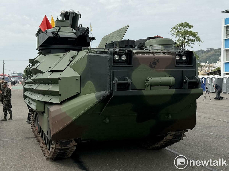 今年營區開放，靜態展覽第一次公開展示AAV7掃雷車。   圖：金大鈞／攝