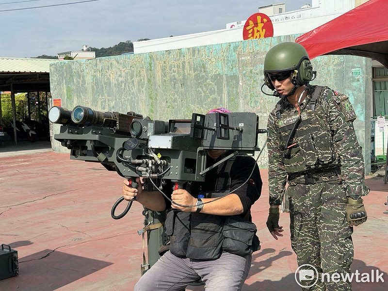 雙聯式刺針飛彈發射系統，可讓民眾互動體驗。   圖：金大鈞／攝