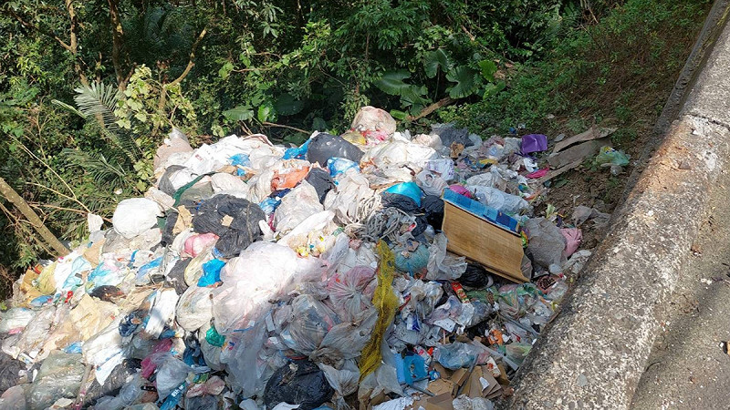 高雄接連出現2座垃圾山，橋頭地檢署今日指出，已拘提多名被告到庭。   圖：高雄市環保局提供