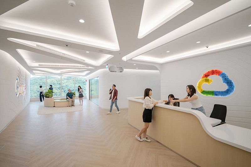 Google 在台灣揭幕全新辦公室，打造總部外最大 AI 基礎建設硬體研發中心，圖為辦公室接待空間。   圖：Google ／提供