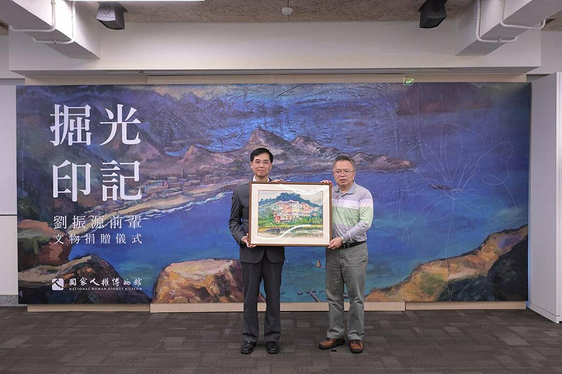 白色恐怖受難者劉振源前輩家屬劉介光(右)代表將文物捐贈予人權館。   圖：國家人權博物館提供