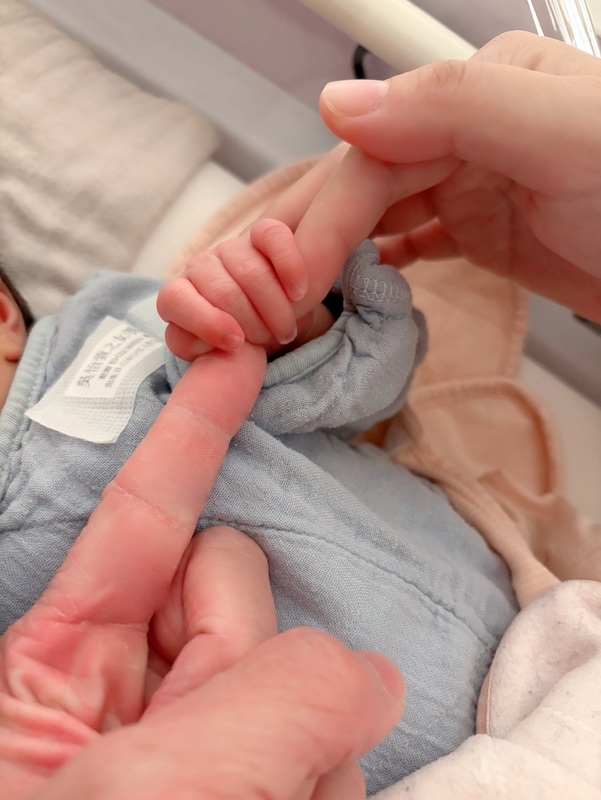 民眾黨發言人吳怡萱寶寶「吳花果」出生了。   圖：翻攝吳怡萱臉書