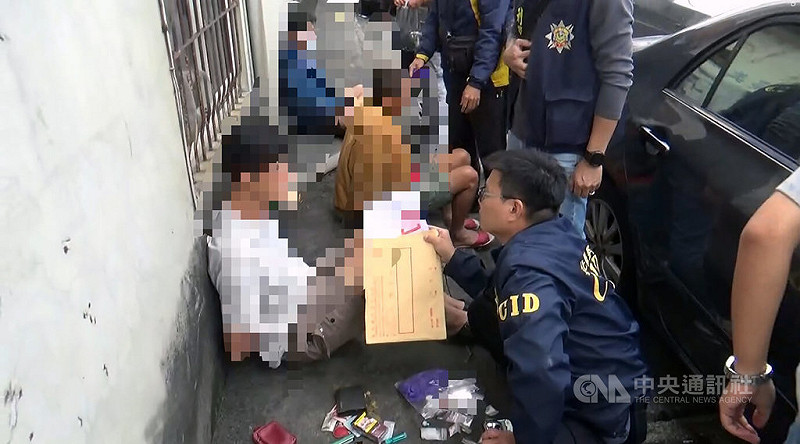 1輛自小客車駕駛於18日行經彰化員林市新義街與員鹿路口，追撞停等紅燈機車後肇逃，釀1死2傷；警方19日逮獲涉案45歲陳姓男子時，同車共3名男子，車上有毒品，陳男肇事時疑毒駕。（翻攝照片）中央社記者鄭維真傳真　114年11月20日   