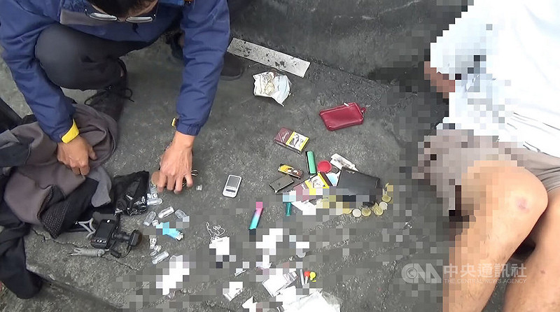 45歲陳姓男子涉嫌18日駕駛白色自小客車行經彰化縣員林市新義街與員鹿路口，追撞停等紅燈機車後肇逃，釀1死2傷；警方19日逮獲改乘深灰色自小客車的陳男，車內搜出安非他命、依托咪酯等毒品。（翻攝照片）中央社記者鄭維真傳真　114年11月20日   