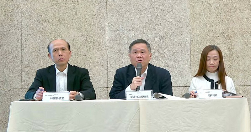 勞動部今（20）日公布調查結果，直指長榮航空「過度運用勤惰考核制度」，嚴重影響組員申請病假的權益。對此，勞動條件及就業平等司司長黃琦雅表示，為保障勞工權益，未來將推動新制度，明定「勞工一年內請病假未滿10天，雇主不得有任何不利對待」，並將於明年1月1日正式上路，且若雇主給予不利對待，違反比例原則，最重可罰100萬。   圖：翻攝自勞動部YT