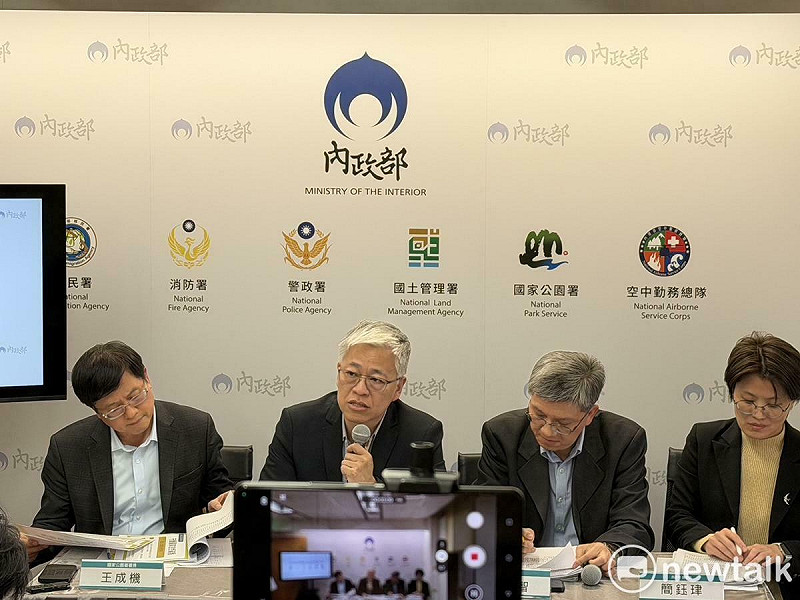 內政部次長吳堂安（左二）強調，國籍法20條很清楚，擔任公職一年內就要取得喪失外國國籍的證明文件。   圖：高逸帆／攝